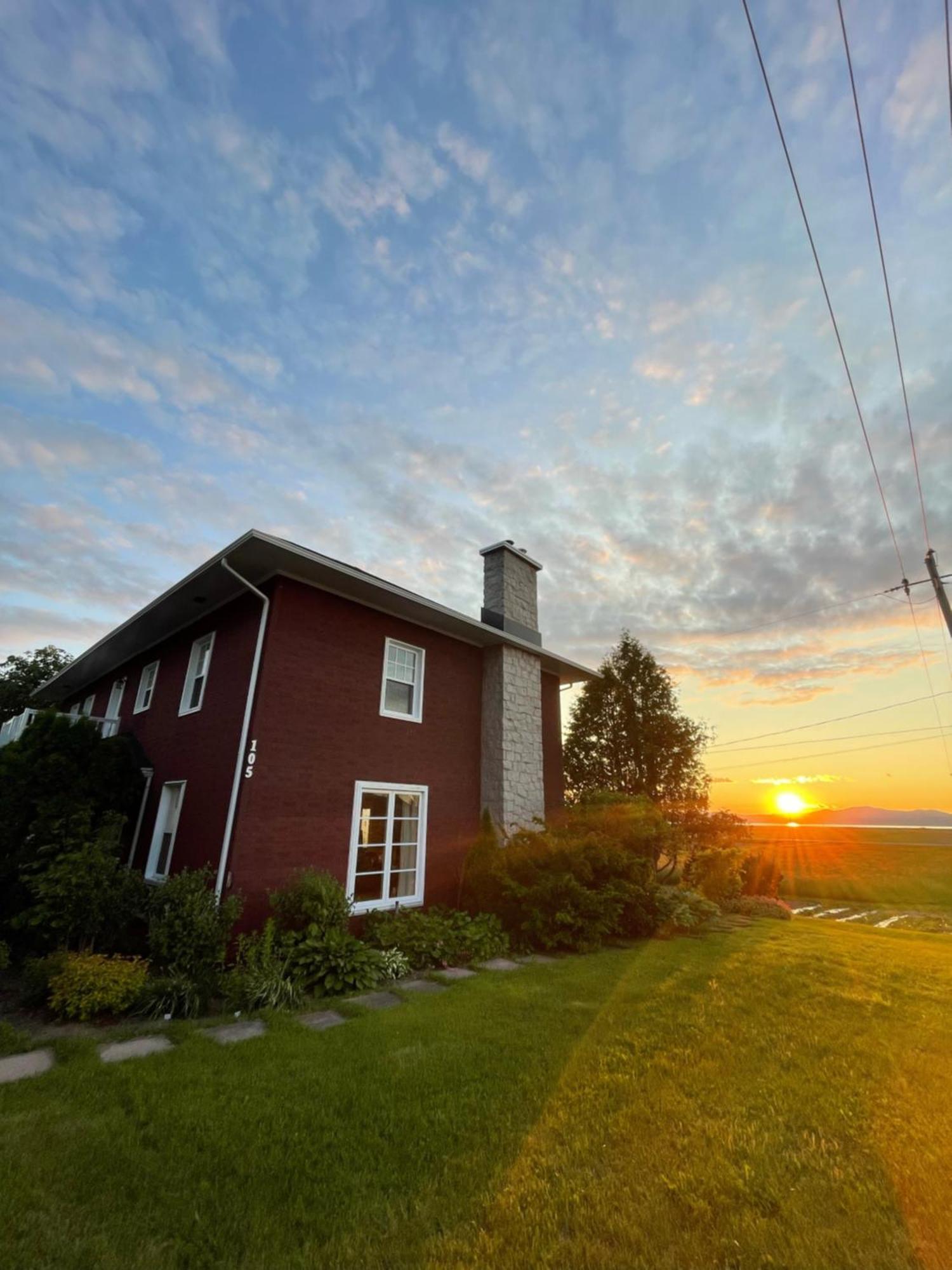 La Maison Rouge - Bed & Breakfast - La Pocatiere Exterior photo